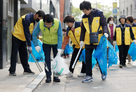 11일 서강석(왼쪽 두번째) 서울 송파구청장이 오금동 주민들과 함께 대청소를 하고 있다. 송파구청 제공