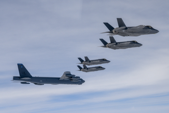 한미 공군이 지난해 한반도 상공에서 우리측 F-35A 전투기와 미측 B-52H 전략폭격기가 참여한 가운데 연합공중훈련을 실시하고 있다. 공군 제공