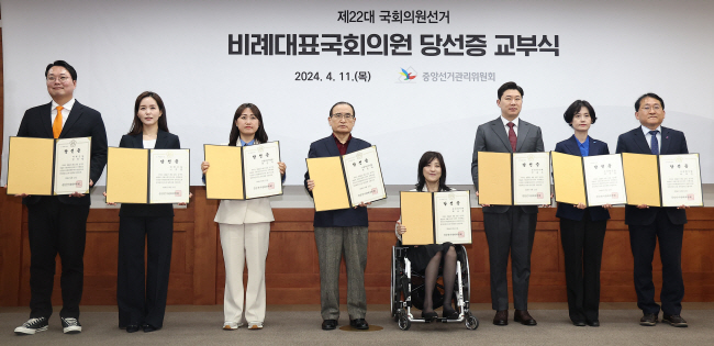 제22대 국회의원선거 비례대표 당선인들이 지난 11일 경기 과천시 중앙선거관리위원회에서 열린 비례대표 당선증 교부식에서 기념 촬영을 하고 있다. 왼쪽부터 개혁신당 천하람·이주영 당선인, 더불어민주연합 백승아·위성락 당선인, 국민의미래 최보윤·진종오 당선인. 조국혁신당 박은정·차규근 당선인. 연합뉴스