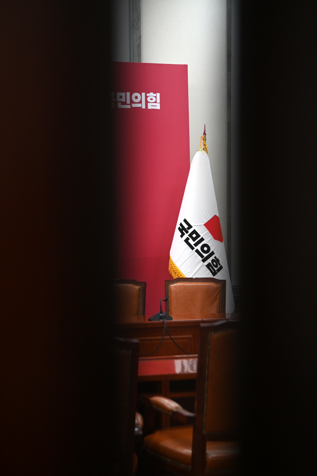 12일 오전 서울 여의도 국회 국민의힘 대회의실이 22대 총선 참패에 따른 한동훈 비상대책위원장의 사퇴로 지도부 공백 상태에 들어간 상황에서 텅 빈 채 당기만 자리를 지키고 있다. 곽성호 기자