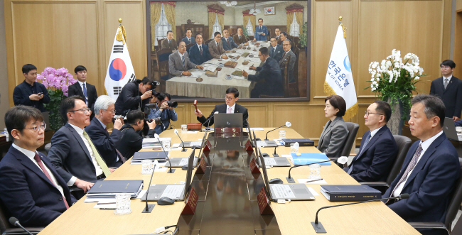 이창용(가운데) 한국은행 총재가 12일 오전 서울 중구 한국은행에서 열린 금융통화위원회 통화정책방향 결정회의에서 기준금리를 10회 연속 동결한 뒤 의사봉을 두드리고 있다. 사진공동취재단