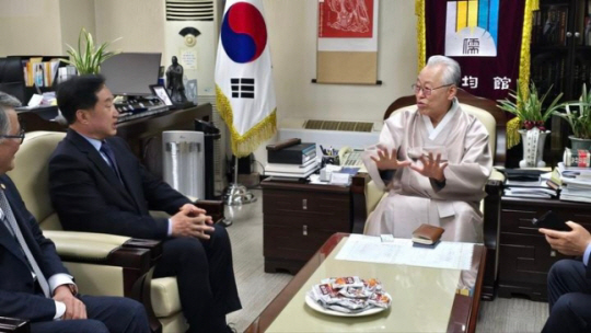 김준혁(왼쪽) 더불어민주당 수원정 국회의원 당선자의 지난 12일 최종수 성균관장을 예방