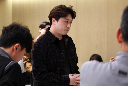 박단 대한전공의협의회(대전협) 비상대책위원장이 7일 오후 서울 용산구 대한의사협회에서 열린 비상대책위원회 회의에 참석하고 있다. 뉴시스