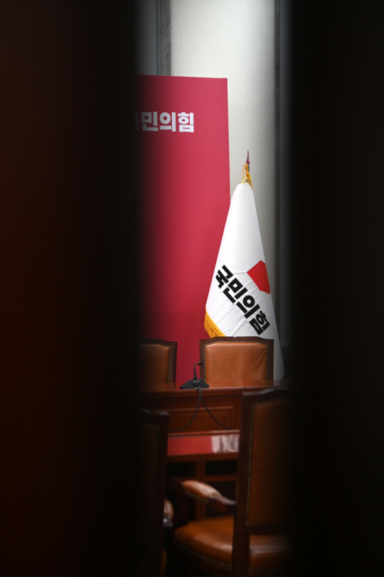 지난 12일 오전 서울 여의도 국회 국민의힘 대회의실이 22대 총선 참패에 따른 한동훈 비상대책위원장의 사퇴로 지도부 공백 상태에 들어간 상황에서 텅 빈 채 당기만 자리를 지키고 있다. 곽성호 기자