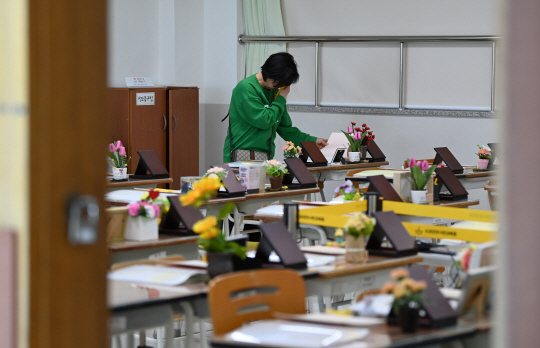 세월호 참사 10주기를 이틀 앞둔 14일 오전 경기 안산시 단원구 4.16민주시민교육원 기억관에 마련된 단원고 4.16기억교실를 찾은 추모객이 교실을 둘러보다 눈물을 훔치고 있다. 박윤슬 기자