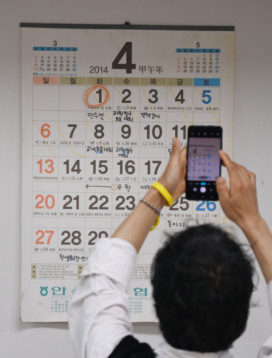 세월호 참사 10주기를 이틀 앞둔 14일 오전 경기 안산시 단원구 4.16민주시민교육원 기억관에 마련된 단원고 4.16기억교실를 찾은 추모객이 교실을 둘러보고 있다. 박윤슬 기자