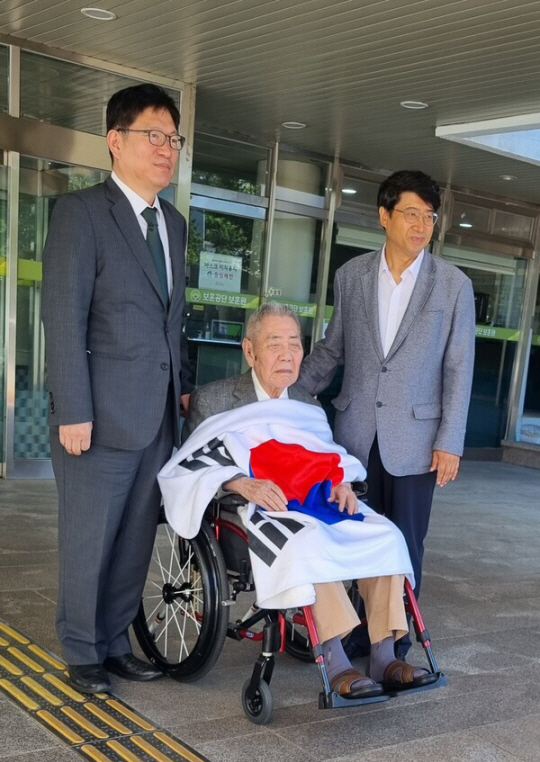 국가보훈부가 지난해 7월7일 오성규 애국지사(가운데)에게 문화·정서 활동 지원금 1000만 원을 전달했다. 왼쪽은 오진영 보훈부 보훈정책실장, 오른쪽은 신민식 자생의료재단 사회공헌위원장. 자생의료재단 제공
