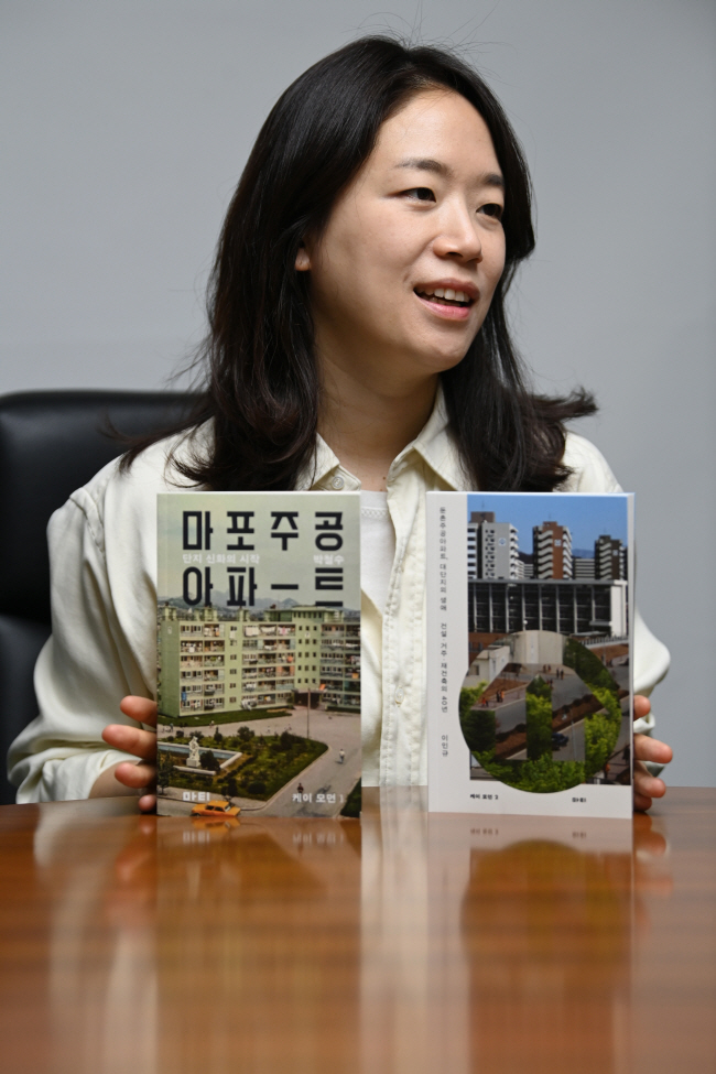 이인규 씨가 지난 4일 서울 중구 문화일보사에서 ‘마포주공아파트’와 ‘둔촌주공아파트, 대단지의 생애’를 소개하고 있다. 문호남 기자