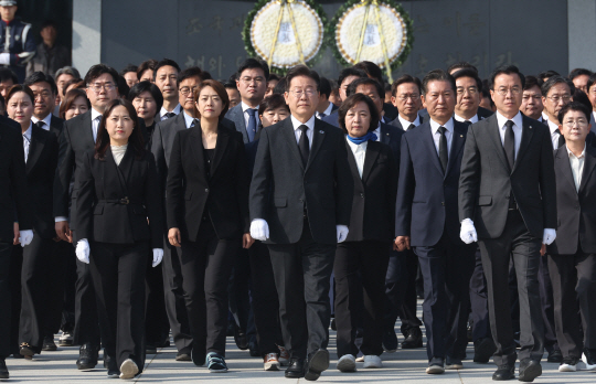 이재명 더불어민주당 대표와 당선인들이 12일 위성정당인 더불어민주연합 비례대표 당선인들과 함께 국립서울현충원 참배를 마친 뒤 이동하고 있다. 뉴시스