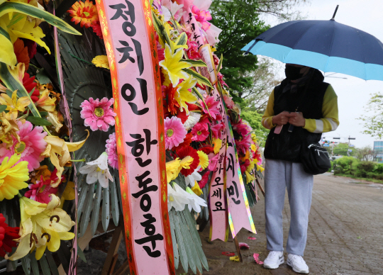 15일 국회 헌정회관 앞에 국민의힘 한동훈 전 비상대책위원장을 응원하는 화환이 놓여있다. 연합뉴스