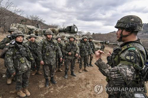 2023년 3월 강원도 인제 육군과학화전투훈련단에서 진행 중인 FS/TIGER 한미 연합 KCTC훈련. 사진은 한미 연합 KCTC훈련서 육군21사단의 한 지휘관이 어깨에 녹색 견장을 단 채 장병들을 지휘하는 모습. 육군 제공
