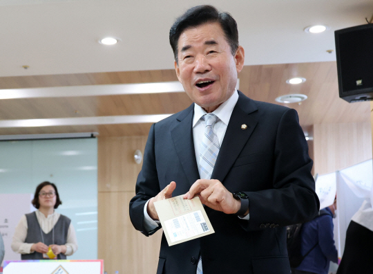 김진표 국회의장이 지난 5일 오전 서울 영등포구 여의동주민센터에 마련된 제22대 국회의원선거 사전투표소에서 투표를 하고 있다. 뉴시스