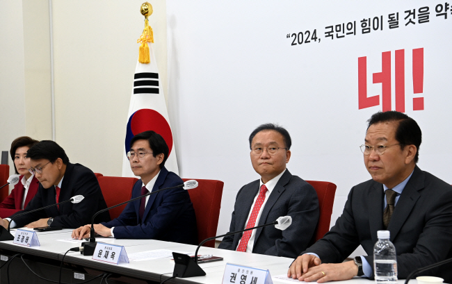 15일 오전 국회 국민의힘 원내대표실에서 열린 4선 이상 총선 당선인 간담회가 비공개로 전환되자 간담회 참석자들이 굳은 표정으로 앉아 있다. 왼쪽부터 나경원 당선인, 윤상현 의원, 조경태 의원, 윤재옥 원내대표, 권영세 의원. 곽성호 기자