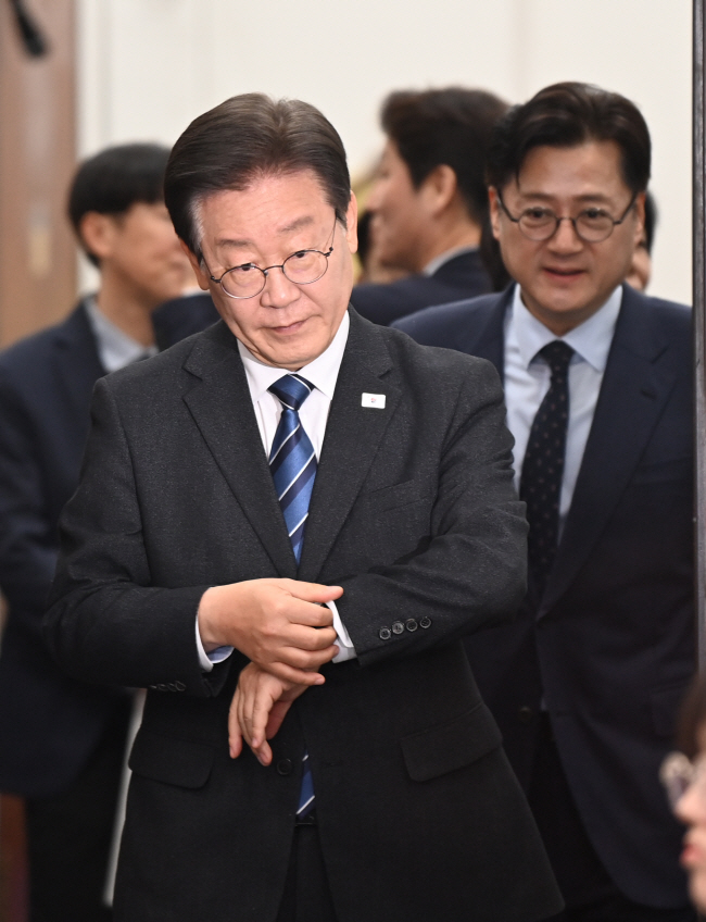 15일 오전 이재명 더불어민주당 대표가 의정 갈등 해결을 위한 ‘보건의료계 공론화 특별위원회’를 윤석열 정부에 제안하기에 앞서 서울 여의도 국회에서 열린 최고위원 회의장으로 향하면서 옷소매를 만지고 있다. 박윤슬 기자