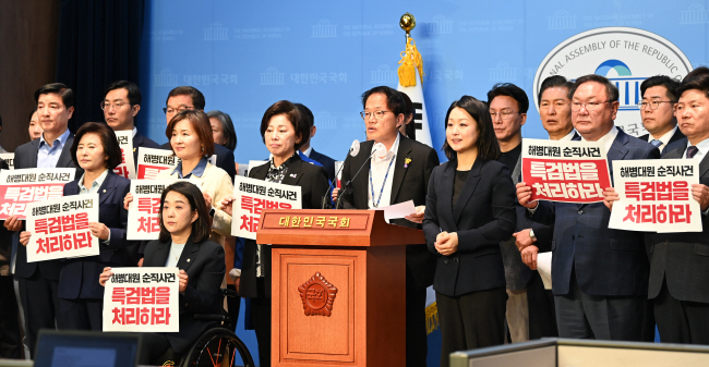 박주민(가운데) 더불어민주당 원내수석부대표를 비롯한 의원들이 15일 오전 국회 소통관에서 기자회견을 열어 고 채 상병 사건의 특검처리를 촉구하고 있다. 박윤슬 기자
