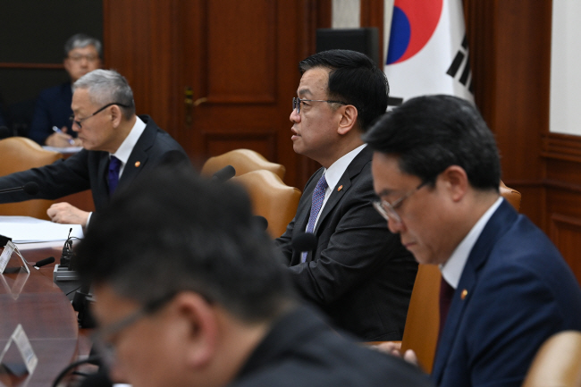 최상목(오른쪽 두 번째) 부총리 겸 기획재정부 장관이 15일 오전 서울 종로구 정부서울청사에서 열린 비상경제장관회의에서 중동사태 확전 위기 등에 대한 대응 방안을 발표하고 있다. 문호남 기자