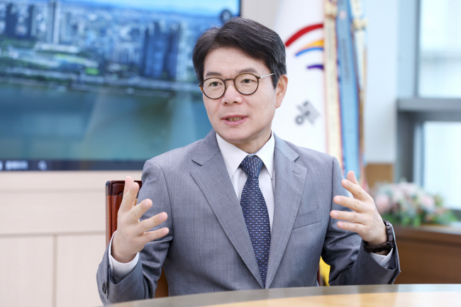 정원오 성동구청장이 지난 15일 구청 집무실에서 진행된 문화일보와의 인터뷰에서 ‘정원도시 성동’에 대해 설명하고 있다. 성동구청 제공