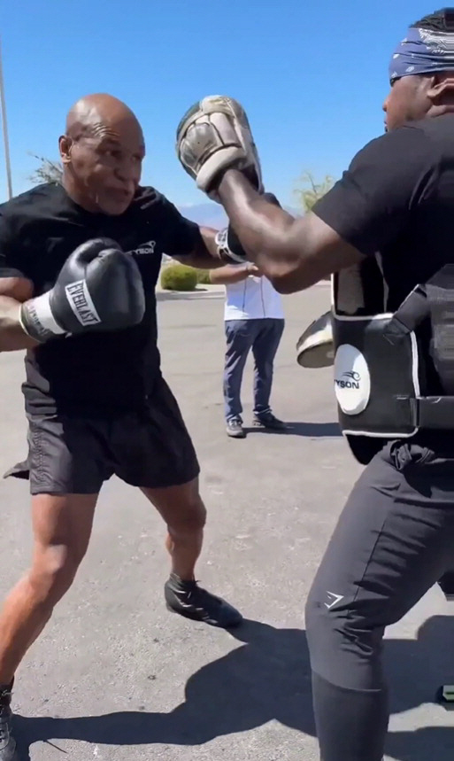 마이크 타이슨(왼쪽)이 15일(한국시간) 공개한 훈련 영상.  타이슨 SNS