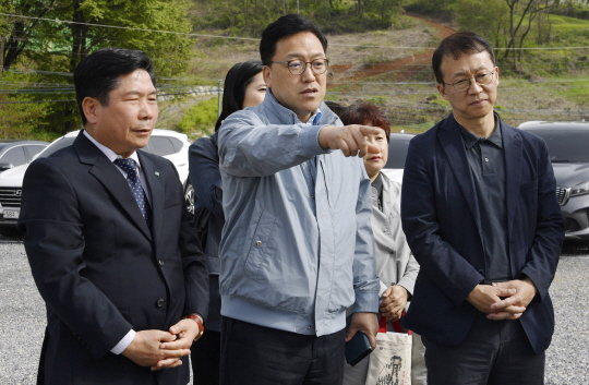 김병환(가운데) 기획재정부 1차관이 16일 오후 소규모 관광단지 후보지 중 하나인 충북 제천시 ‘청풍호반 익스트림파크’ 조성 사업장을 둘러보고 있다. 기재부 제공