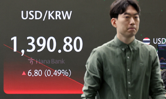 16일 오전 서울 중구 하나은행 딜링룸에서 딜러들이 업무를 보고 있다. 뉴시스