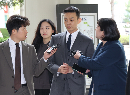 마약 상습 투약 혐의를 받는 배우 유아인(본명 엄홍식)이 16일 오후 서울 서초구 서울중앙지법에서 열린 1심 4회 공판에 출석하고 있다. 연합뉴스
