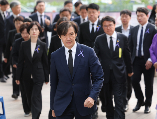 조국혁신당 조국 대표와 당선인들이 16일 오후 서울광장 이태원참사 희생자 분향소로 향하고 있다. 연합뉴스