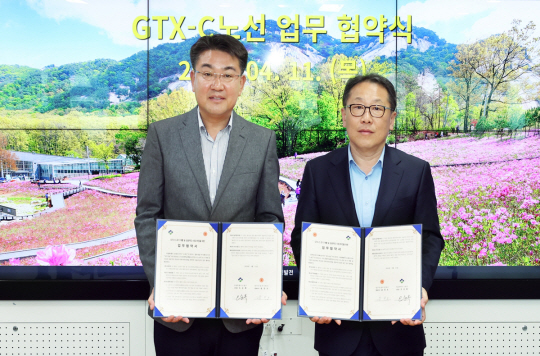 오승록(왼쪽) 서울 노원구청장이 지난 11일 서울 노원구에서 열린  GTX-C 사업 성공추진을 위한 업무협약식에서 동부건설 관계자와 기념촬영을 하고 있다. 노원구청 제공