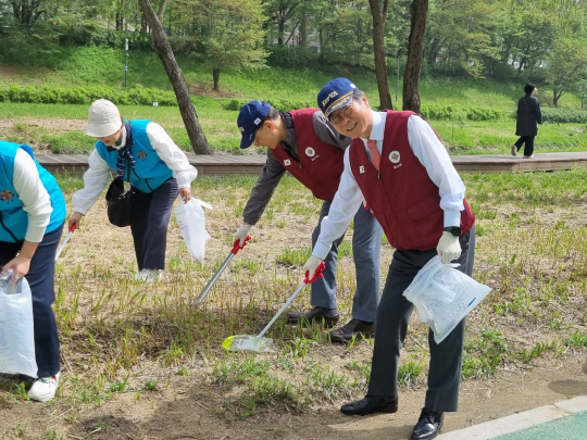 신상태(오른쪽) 대한민국재향군인회 회장 등 향군 본부와 재향군인회 여성회원 등 50여명이  지난 15일 서울 양재천 인근에서 4월 ‘꽃과 함께 GO! GO! GO!(가꾸고, 나누고, 기억하는)’ 캠페인 일환으로  2시간 동안 환경정화 활동을 펼치고 있다. 대한민국재향군인회 제공