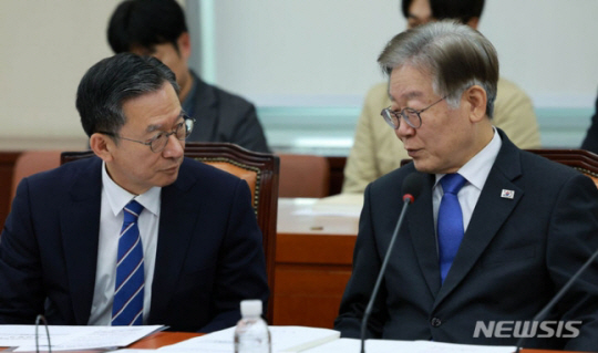 이재명(오른쪽)더불어민주당 대표와 정성호 의원이 지난해 11월 서울 국회에서 열린 국방위원회 전체회의에서 대화를 나누고 있다. 뉴시스