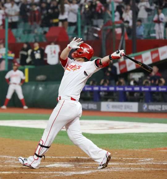 SSG의 최정이 16일 인천SSG랜더스필드에서 열린 2024 신한은행 쏠(SOL) 뱅크 KBO리그 KIA와의 홈경기에서 3-4로 뒤진 9회 말 2사 주자 없는 상황에서 좌중간 담을 넘어가는 동점 솔로포를 날리고 있다. 최정은 이 홈런으로 이승엽 현 두산 감독이 보유한 KBO 개인 통산 홈런 기록과 타이를 이뤘다. SSG 제공