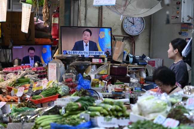 16일 오전 서울 서대문구 인왕시장에서 상인들이 4·10 총선에 대한 입장을 밝히는 윤석열 대통령의 국무회의 모두발언을 TV를 통해 지켜보고 있다. 윤성호 기자