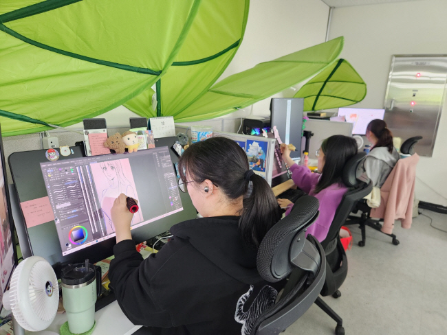 16일 경남콘텐츠기업지원센터 입주 기업인 피플앤스토리 작업실에서 직원들이 웹툰을 그리고 있다.