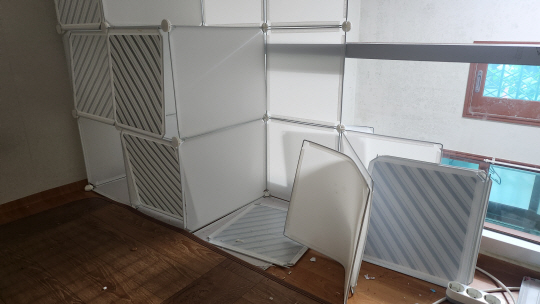 경남 거제 원룸 폭행 현장. 3단 서랍장이 부서져 있다. 독자제공