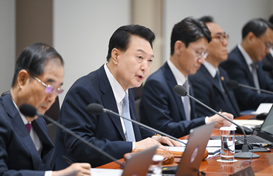 윤석열 대통령이 지난 16일 서울 용산 대통령실 청사에서 열린 국무회의를 주재하고 있다. 뉴시스