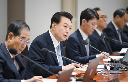 윤석열 대통령이 16일 서울 용산 대통령실 청사에서 열린 국무회의를 주재하고 있다. 뉴시스.