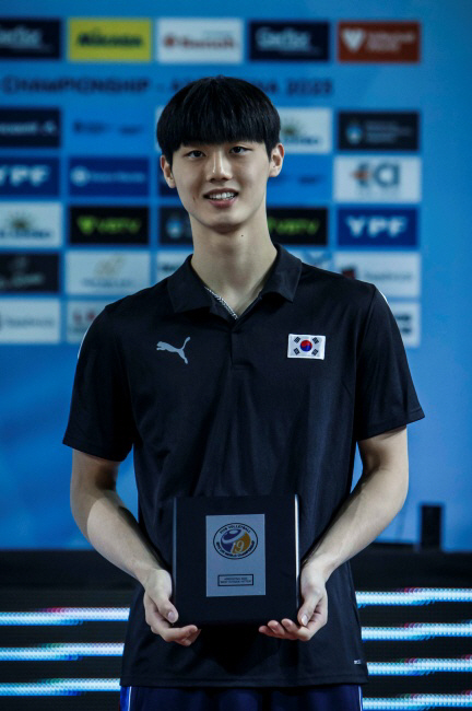 이우진은 지난해 열린 국제배구연맹(FIVB) 19세 이하 세계선수권대회에서 한국의 3위를 이끌며 대회 베스트7에 선정된 뒤 이탈리아 무대에 직행했다. FIVB 제공