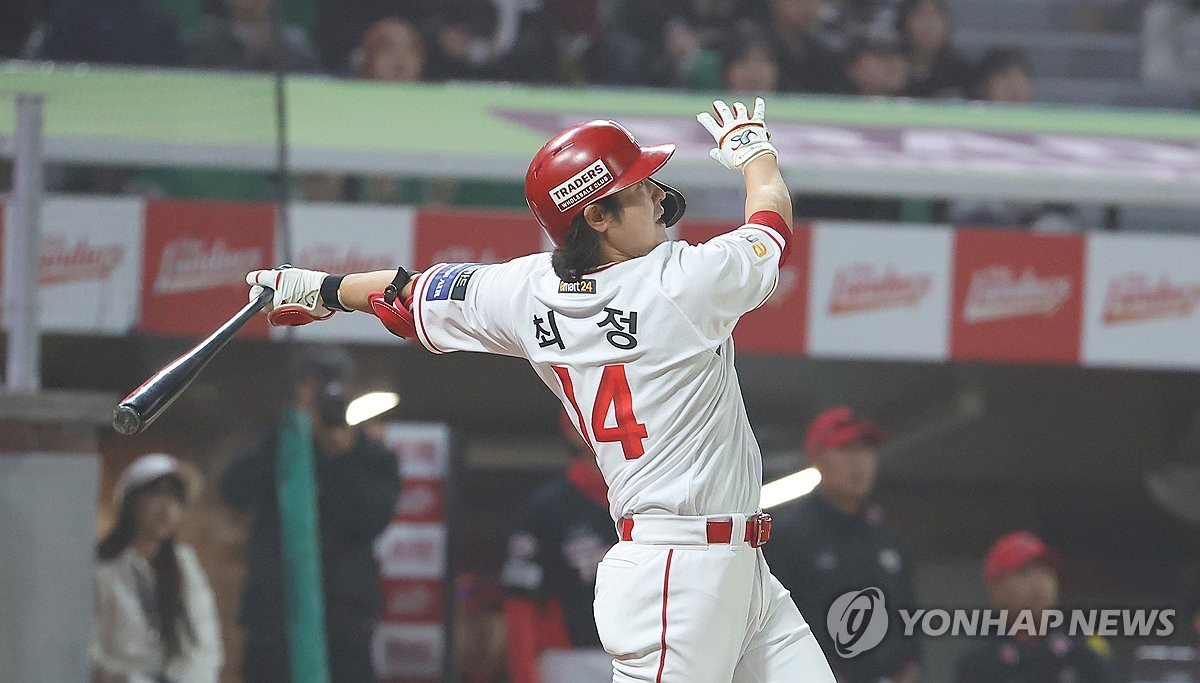 (인천=연합뉴스) 16일 오후 인천 SSG랜더스필드에서 열린 2024 KBO리그 KIA 타이거즈와 SSG 랜더스의 경기. 9회 말 2사 SSG 최정이 동점 솔로홈런을 치고 있다. 2024.4.16