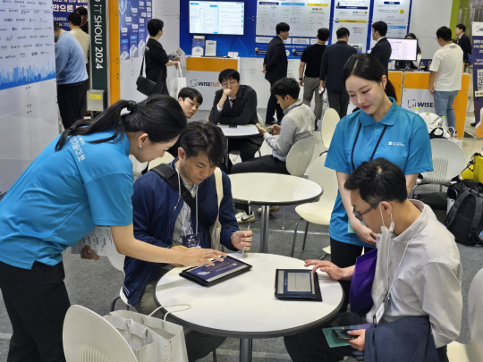 나라장터 엑스포 행사에서 중소기업기술마켓에 대해 참관객에게 설명하고 있다. 한국도로공사 제공