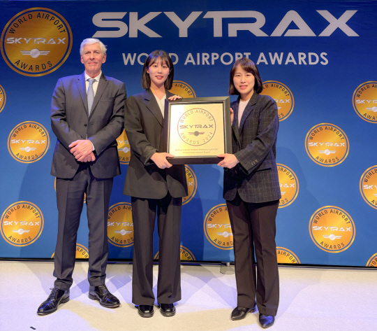 18일 새벽 영국 스카이트랙스사 주관으로 독일 프랑크푸르트에서 열린 ‘2024 월드 에어포트 어워즈(2024 World Airport Awards)’에서 인천공항공사 운영기획팀 최윤정(오른쪽) 팀장, 고객경험팀 신궁(가운데) 사원이 스카이트랙스 CEO 에드워드 플레이스티드(Edward Plaisted)로부터 ’세계 최우수 가족친화 공항상(World’s Most Family Friendly Airport)’을 받은 뒤 기념 촬영 하고 있다. 인천국제공항공사 제공