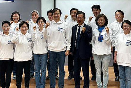정청래(앞줄 오른쪽 세 번째) 더불어민주당 최고위원이 15일 경남 김해 봉화마을에서 열린 조국혁신당 워크숍에서 강연을 마친 뒤 당선자들과 기념촬영을 하고 있다. 정청래 페이스북 캡처