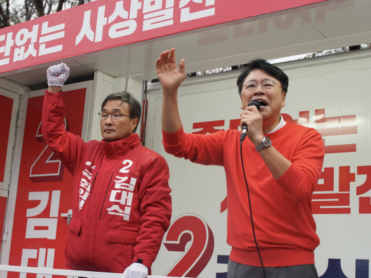 부산 사상구에 출마한 김대식 국민의힘 후보(왼쪽)가 이 지역구 현역인 장제원 의원과 함께 3일 사상구장애인복지관 앞에서 유세를 펼쳤다. 김 후보 측 제공