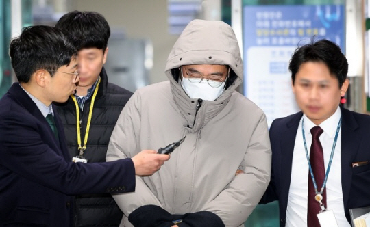 경찰 조사받고 이동하는 최영환 전 광주시의원. 연합뉴스 자료사진