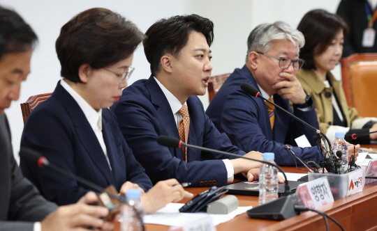 이준석 개혁신당 대표가 17일 오전 서울 여의도의 국회에서 열린 최고위원회의에서 발언하고 있다. 뉴시스