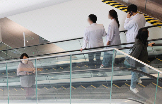 지난 3일 서울의 한 대학병원에서 환자와 의료진이 이동하고 있다. 연합뉴스