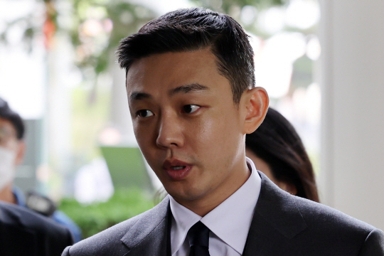 마약 투약 혐의로 기소된 배우 유아인이 지난 16일 오후 서울 서초구 서울중앙지법에서 열린 공판에 출석하고 있다. 뉴시스