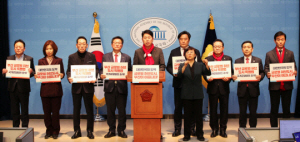 전봉민 국민의힘 부산시당위원장이 지난 1월 국회에서 부산글로벌허브도시 조성을 위한 특별법안을 대표 발의하고 있다. 국민의힘 부산시당 제공