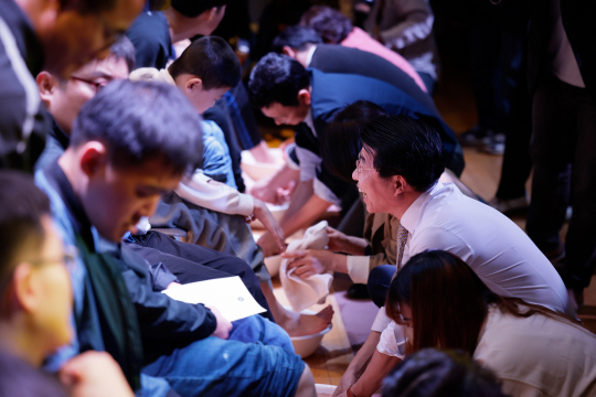 서강석(오른쪽 두번째) 서울 송파구청장이 17일 송파여성문화회관에서열린 발달장애 청소년 ‘세족식’에서 환하게 웃고 있다. 송파구청 제공