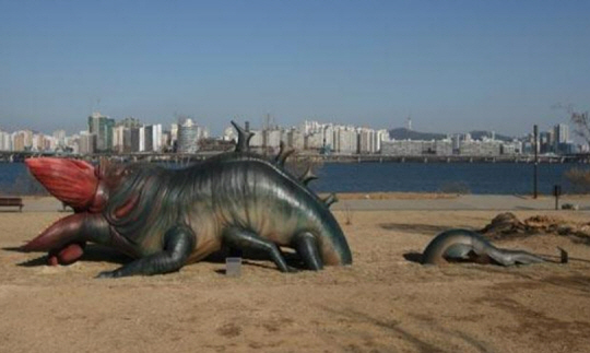 서울 여의도한강공원에 있는 영화 ‘괴물’ 조형물. 비짓서울 홈페이지 캡처