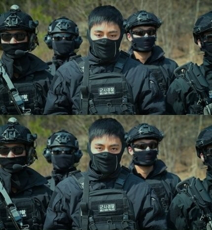 군사경찰단 특수임무대(SDT)에 복무 중인 BTS 뷔가 흑복으로 불리는 대터레복을 입고 복무하는 근황이 공개됐다. 페이스북 페이지 ‘육군훈련소 대신 전해드립니다’ 캡처