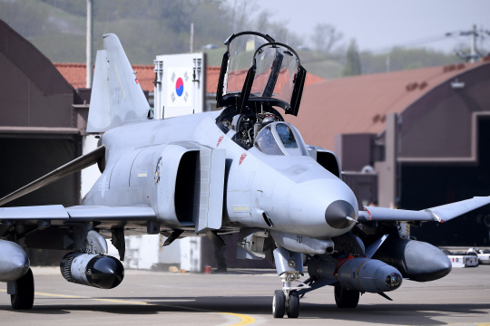 F-4E 전투기가 이륙을 위해 활주로로 이동하고 있다. 공군 제공